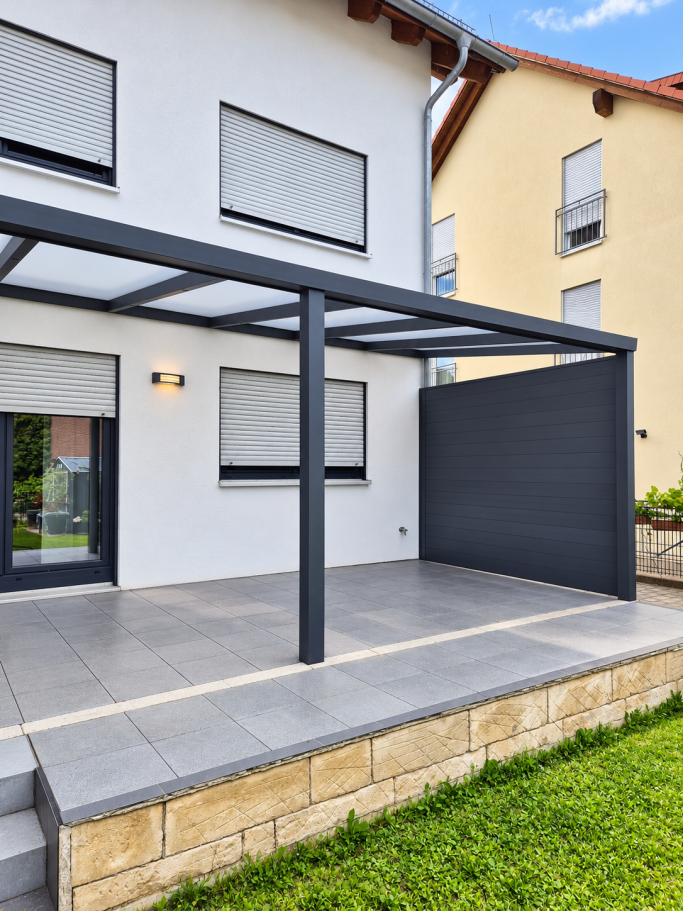 Terrassenüberdachung mit Sichtschutz – Flörsheim